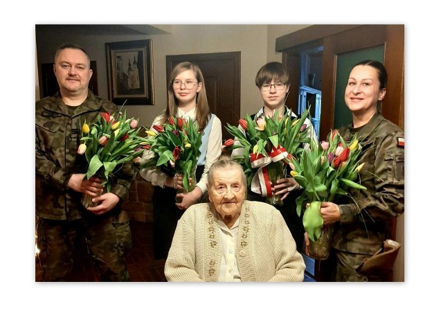 Wicewojewodzie towarzyszyli w czasie wizyty u pani Wandy Bortkiewicz uczniowie, którzy brali udział w biegu pamięci Niezłomnym.