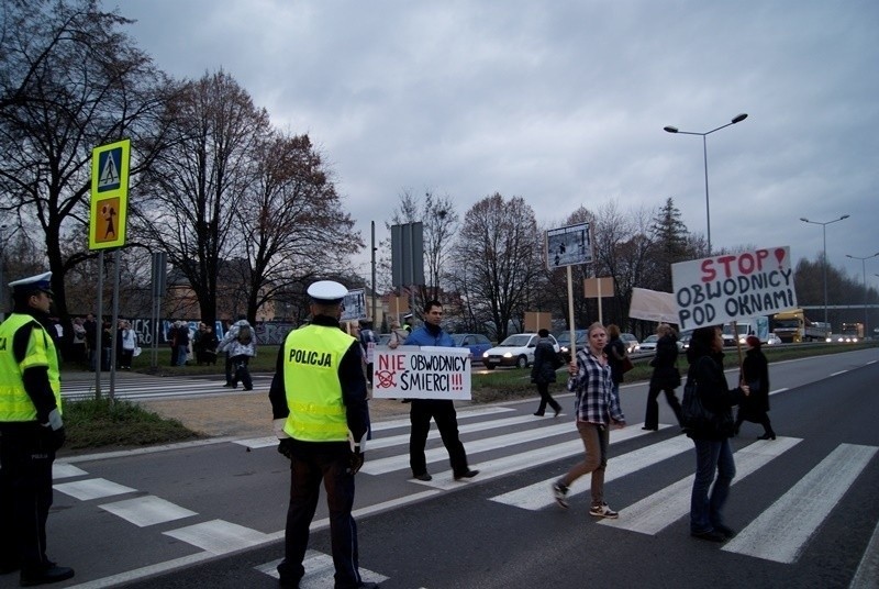 Protest przeciwko planowanej obwodnicy Olkusza.