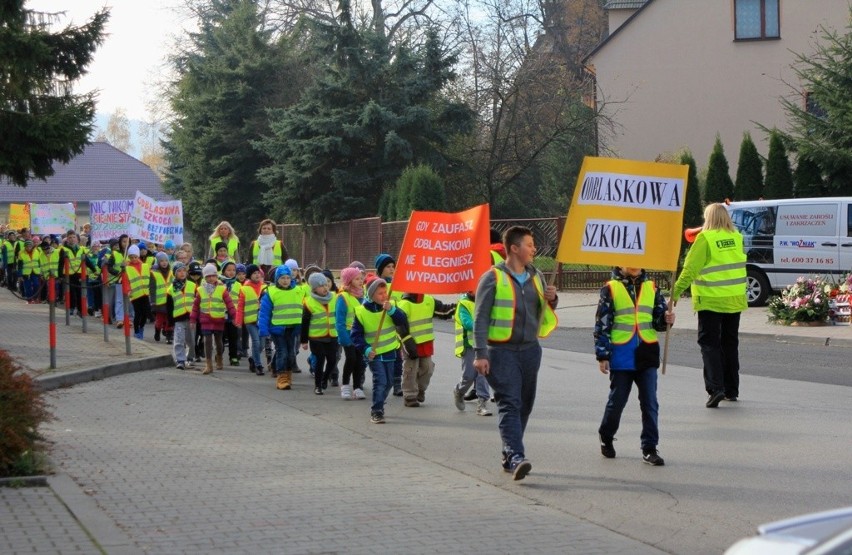 Odblaskowy marsz w Woli Radziszowskiej