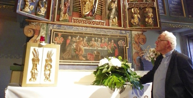 Ksiądz proboszcz i zarazem kustosz Olgierd Banaś przed ołtarzem w kościele w Klępsku. Ołtarz to połączenie kultu katolickiego w części środkowej oraz luterańskiego w częściach dolnej i górnej.