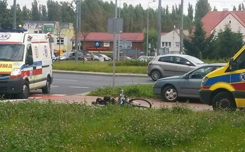 Do niecodziennego zdarzenia doszło we wtorek, 12 września, na rondzie ofiar Katynia w Gorzowie. Motocyklista lekko potrącił rowerzystkę. Wszystko wydarzyło się na dojeździe do ronda od Alei Ruchu Młodzieży Niezależnej. Motocyklista wjeżdżając na rondo lekko potrącił rowerzystkę, która była na wyznaczonym przejeździe. - To nie było groźne potrącenie, ale raczej lekki kontakt – mówi nadkom. Marek Waraksa, naczelnik gorzowskiej drogówki.Wszystko widział mąż rowerzystki. Podbiegł do motocyklisty. Doszło do szamotaniny i bójki. Mężczyzna kierujący motocyklem pobity. Ma między innymi wybity bark.Sprawę wyjaśnia gorzowska policja. Motocyklista został ukarany mandatem za spowodowanie kolizji na rondzie. O wiele poważniejsze konsekwencje czekają jednak męża rowerzystki. Odpowie z pobicie. – W przypadku kolizji to policja rozstrzyga spór i wymierza karę, a jak nie może togo zrobić, to robi to sąd. Nie ma miejsca na samosądy czy pobicia – mówi nadkom. Waraksa.Zobacz też: 43-letnia kobieta została skatowana przez pijanego męża, zmarła w szpitaluŹródło: TVN24Przeczytaj też:   Ktoś podpala auta pani Marty. Płonął też jej dom. Wystraszona kobieta o pomoc prosi Rutkowskiego