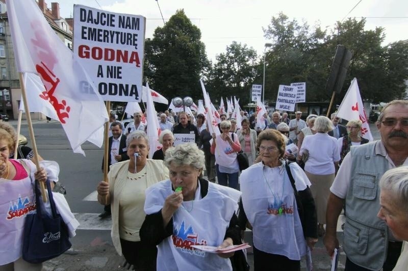 Protest emerytów na ul. Curie-Skłodowskiej