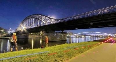 Most Piłsudskiego czeka na iluminację, jaką ma kładka Bernatka (widoczna na zdjęciu w tle) FOT. ANNA KACZMARZ