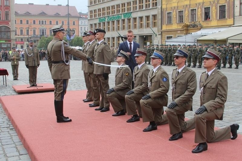Wrocław: Armia ma nowych oficerów. Na Rynku odbyła się promocja (ZDJĘCIA)