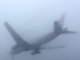 Niewiarygodnie gęsta mgła na lotnisku w Londynie. Samoloty ledwo widoczne 