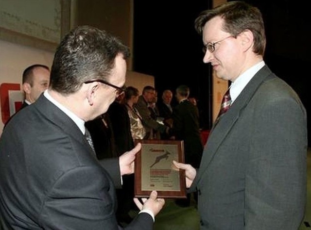 Mariusz Zdeb, prezes staszowskiego PGKiM (z prawej) odbiera w Krakowie nagrodę &#8222;Gazelę Biznesu 2008&#8221;