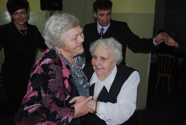 Łucja Szwarc jest najstarszą panią w  KGW (po prawej), na zdjęciu z pania  Mirosławą Markiewicz).