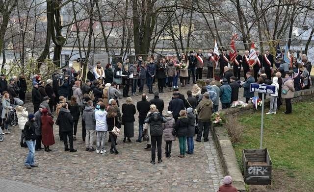 Co roku na Wzgórzu Dąbrowskiego odbywają się obchody poświęcone pamięci wydarzeń z 1956 roku