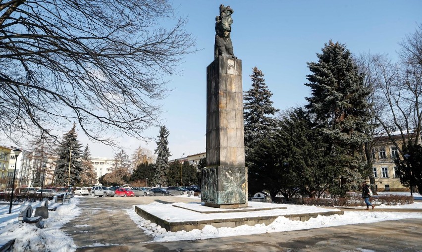 Zdaniem historyków z IPN pomnik należy usunąć z placu Ofiar...