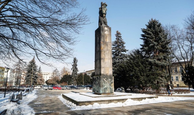 Zdaniem historyków z IPN pomnik należy usunąć z placu Ofiar Getta.