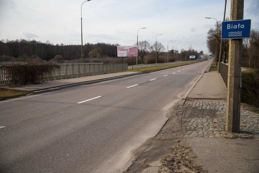 Tak wygląda al. Jana Pawła II na wysokości mostu na rzece...