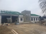 Na budowie nowej strażnicy i świetlicy w Suchej w gminie Białobrzegi. Jest już więźba dachowa, wstawione są okna (ZDJĘCIA)