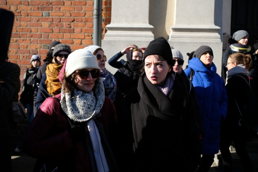 Poznań: Protest kobiet pod siedzibą kurii [ZDJĘCIA]