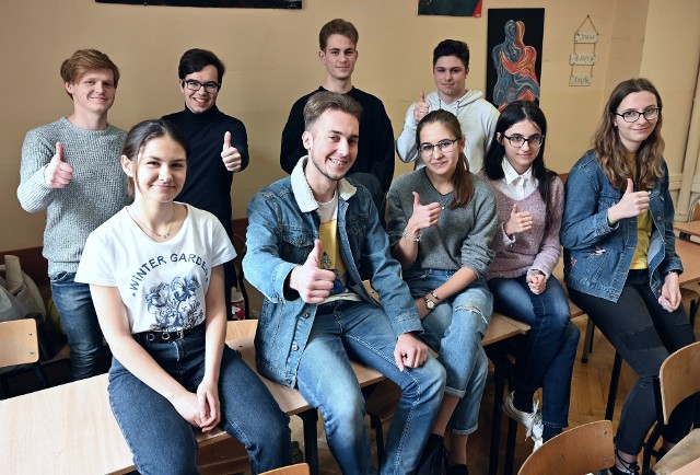 Uczniowie klasy  3 "D" VI Liceum Ogólnokształcącego imienia Juliusza Słowackiego w Kielcach zadowoleni po pierwszym dniu Świętokrzyskiej Matury Próbnej.