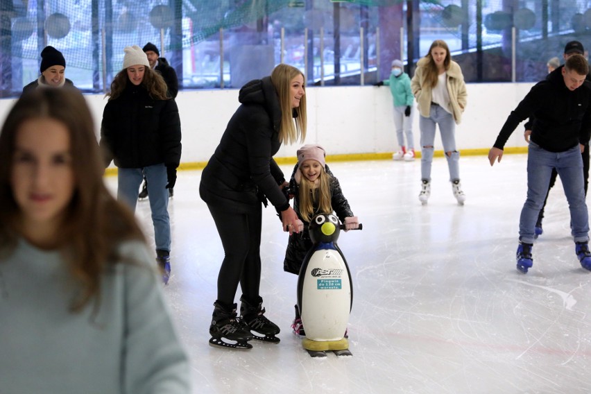 Lublin. Szaleństwa na lodzie i aktywnie spędzony czas. Icemania przyciąga miłośników jazdy na łyżwach. Zobacz zdjęcia