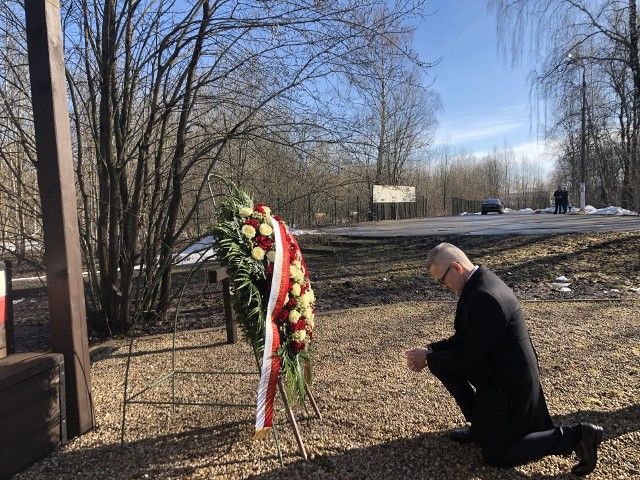 Ambasador Krzysztof Krajewski w Smoleńsku. "Zbrodnia katyńska i katastrofa samolotu z prezydentem na pokładzie są ważną częścią naszej pamięci, bo budowa przyszłości nie może się odbywać bez pamięci o przeszłości" - oświadczył.