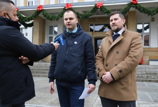 Konferencja prasowa odbyła się przed Urzędem Marszałkowskim w Toruniu