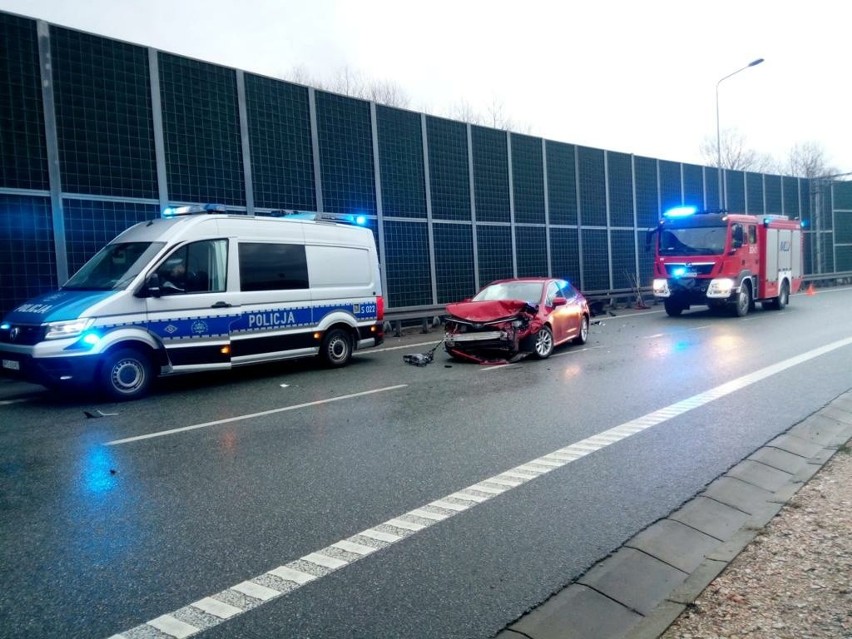 Wypadek w Kielcach. Toyota uderzyła w bariery na ulicy Łódzkiej. Ranna kobieta