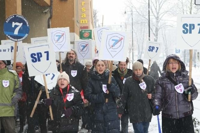 Protest rodziców i nauczycieli przeciwko likwidacji SP 7 podczas sesji 25 stycznia 2012 roku.