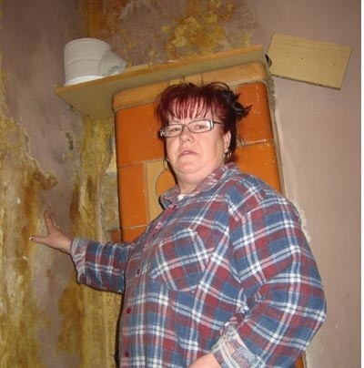 - Malowanie nic nie dało, grzyb znów widać na ścianie &#8211; żali się Celina Szymańska.