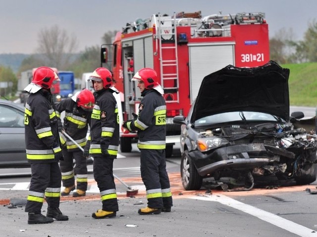 Rozbity chevrolet, którego kierowca według wstępnych ustaleń doprowadził do wypadku.