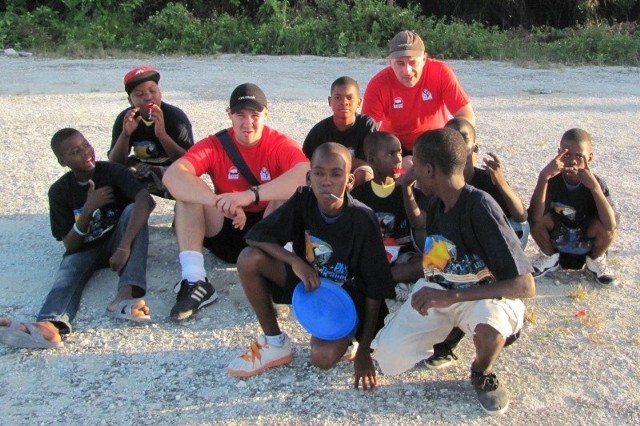 Adam Kania (z lewej w czerwonej koszulce) i Marek Dragosz w otoczeniu dominikańskich dzieci, które ochoczo kopią piłkę. W tym kraju futbol jest jednak w zdecydowanym cieniu baseballa.