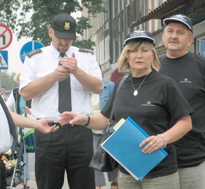 - Sytuacja poprawi się po remoncie &#8222;Odrzanki&#8221; - mówi zastępca dyrektora ds. eksploatacji Zakładu Linii Kolejowych w Zielonej Górze Alicja Grochowiak. Obok (od lewej) Marek Dobrzykowski i Grzegorz Ławrynowicz ze Straży Ochrony Kolei oraz kontroler ruchu Wiesław Roszak.