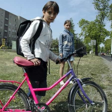Basia i Marta Ratajczak mieszkają w bloku na Komorowie. Obie uczą się w Wolsztynie. - Rowerem do szkoły jest o wiele szybciej niż na piechotę - przyznają i cieszą się, że wkrótce przed ich blokami powstanie ścieżka, bo wtedy rowerem będzie też jeździć się o wiele bezpieczniej.