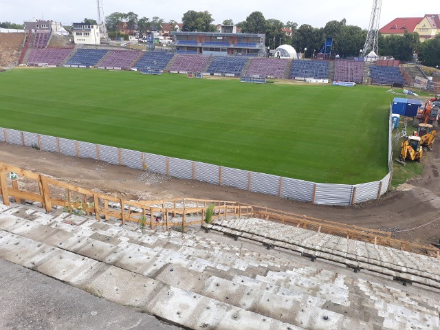 Stadion Pogoni to jeden wielki plac budowy. Latem nawet murawa została wymieniona