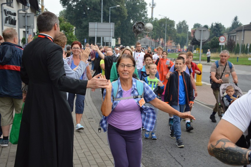 Oświęcim. Pielgrzymi w drodze na Jasną Górę [ZDJĘCIA, WIDEO]