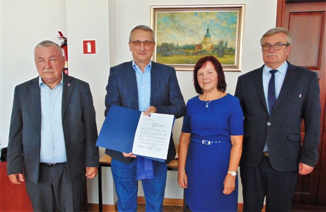 Starosta Jerzy Sudoł, Zbigniew Dendura, przewodnicząca rady powiatu Krystyna Rusin, wicestarosta Jacek Rożek.