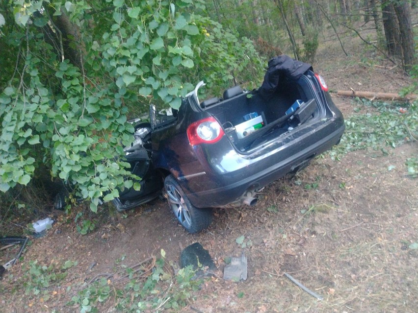 Tofiłowce - Dubicze Cerkiewne. Tragiczny wypadek na drodze powiatowej. Volkswagen uderzył w drzewo. Nie żyje kierowca, pasażer ranny