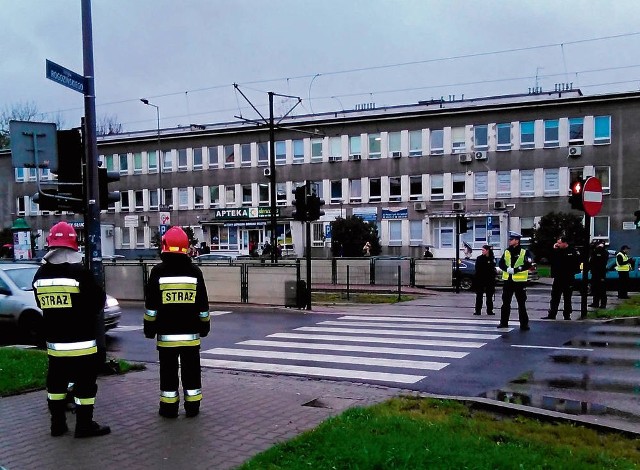 Tuż przy sygnalizatorze widoczna jest pozostawiona walizka