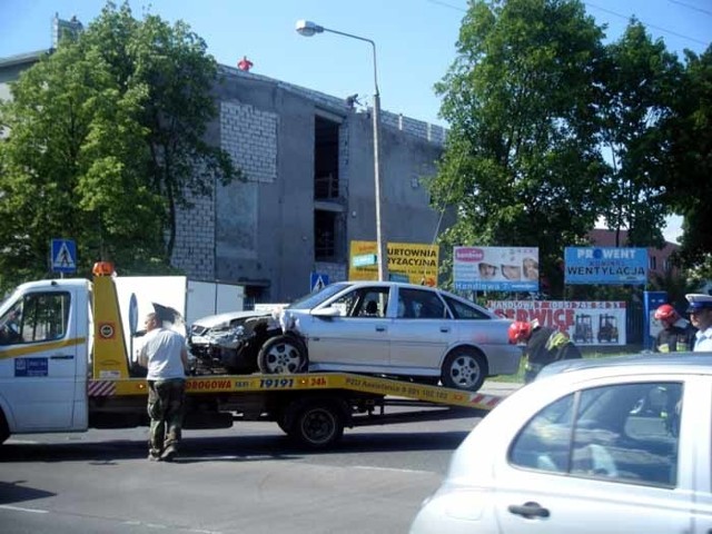 Opel vectra nie nadawał się do dalszej jazdy. Do warsztatu odwiozła go laweta.