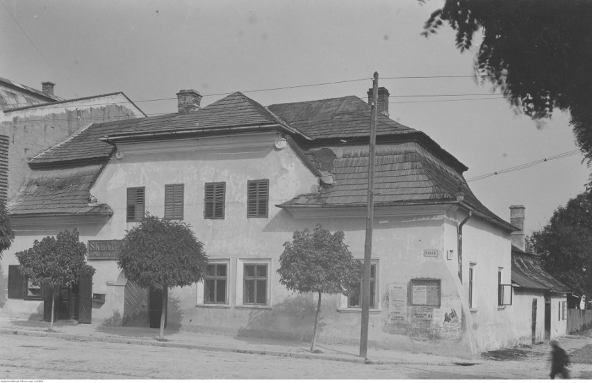 Budynek Domu na dołkach w rynku Starego Sącza, 1919-1939