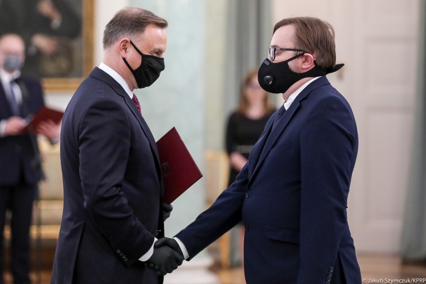 Prezydent Andrzej Duda wręcza nominację Pawłowi Szrotowi z...