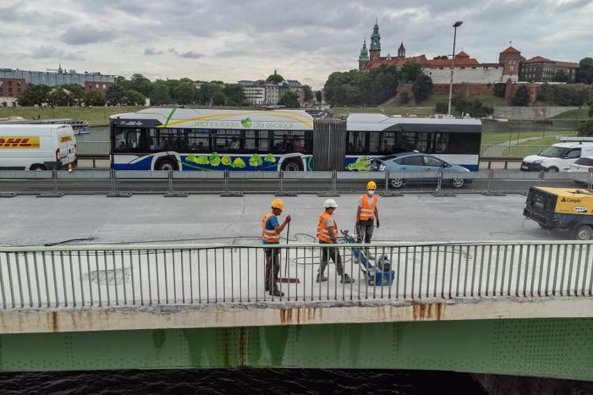 Kraków. Remont Mostu Dębnickiego postępuje - ile jeszcze?
