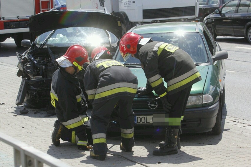 Wypadek na Krakowskiej. Zderzenie trzech aut. Ulica zablokowana (ZDJĘCIA)