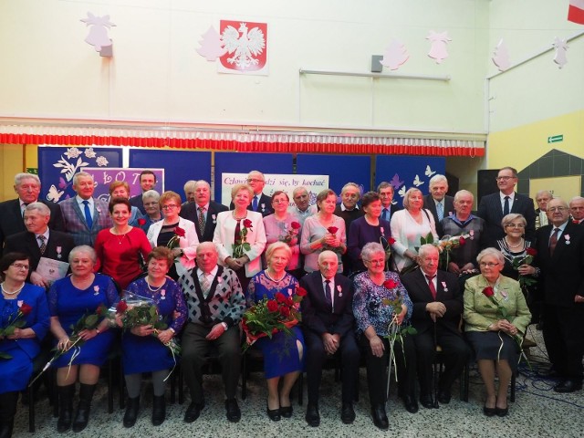 W szkole w Wolanowie odbyła się piękna i wzruszająca uroczystość wręczenia medali za długoletnie pożycie małżeńskie 15 parom z terenu gminy Wolanów.