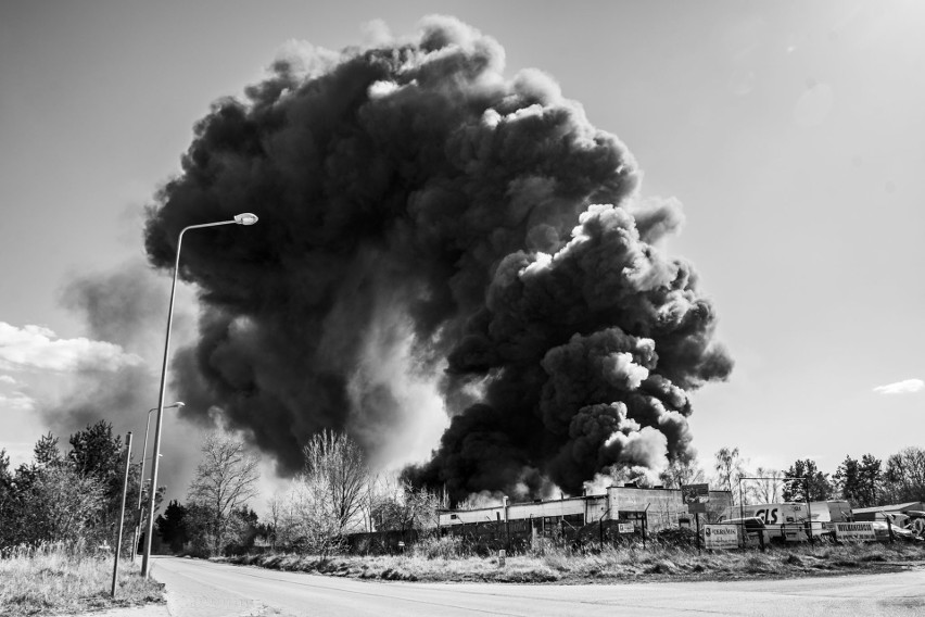 "Nowiński Czarnobyl"! Zobaczcie przerażające zdjęcia z epicentrum pożaru składowiska substancji chemicznych w Nowinach
