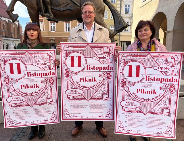 Na Rynku zobaczymy Marszałka Piłsudskiego, Romana Dmowskiego i ułanów. Na scenie w Rynku polskie tańce narodowe zaprezentuje Zespół Pieśni i Tańca "Opole". Następnie wspólne śpiewanie pieśni patriotycznych poprowadzą Daria Pakosz, Andrzej Skiba i Maria Skiba.