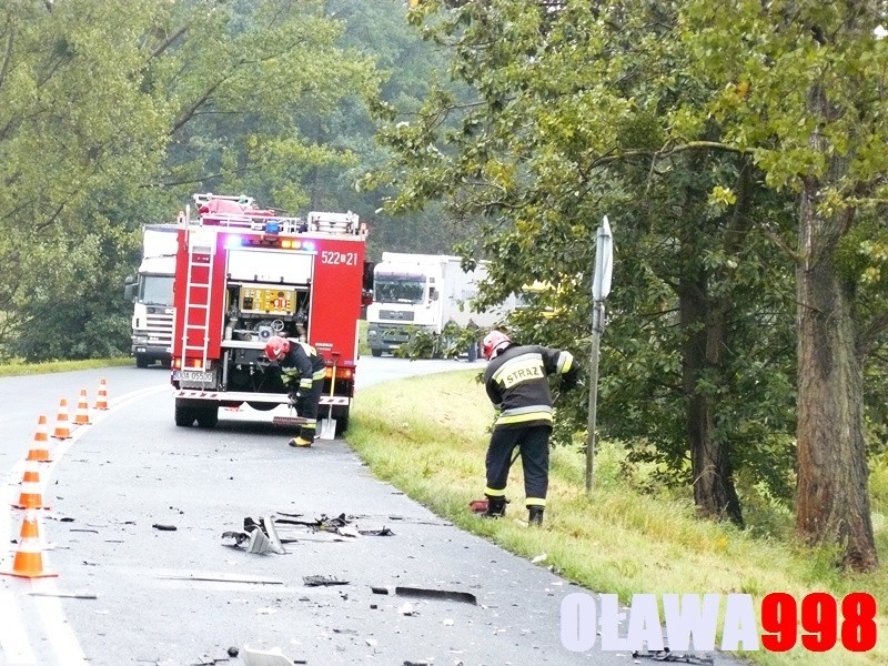 Wypadek na drodze do Oławy: BMW zderzyło się z ciężarówką (ZDJĘCIA)