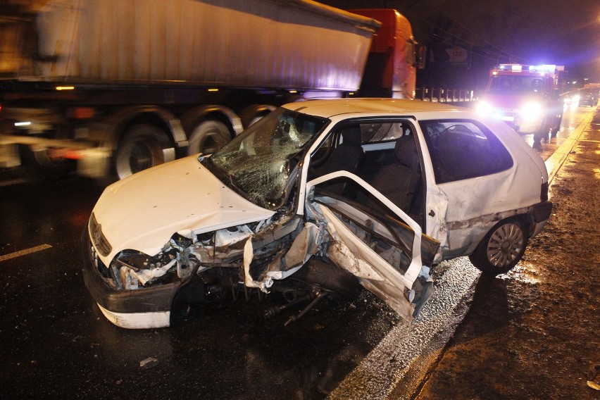 Groźny wypadek na Konstantynowskiej. Kierowca zakleszczony w citroenie [ZDJĘCIA+FILM]