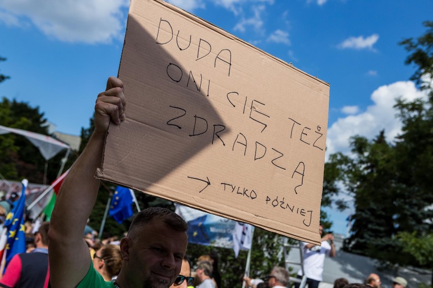 Protest przed Sejmem ws. zmian w sądownictwie [ZDJĘCIA] Demonstracja KOD i Obywateli RP w Warszawie