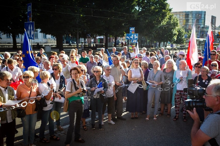 KOD w obronie suwerenności polskich sądów manifestował na Placu Żołnierza