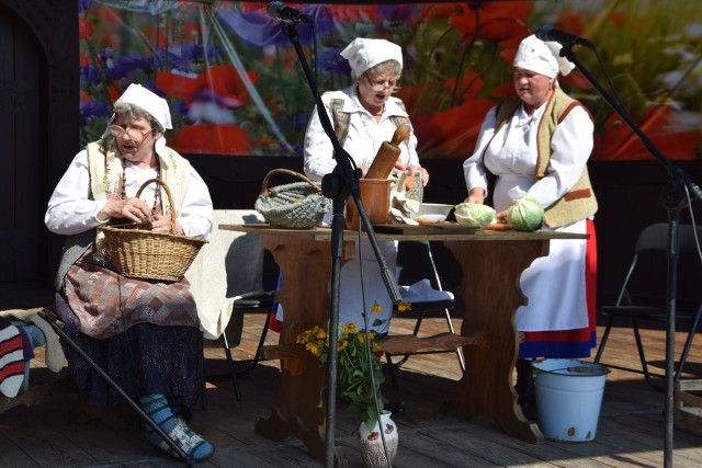 Spotkanie z Folklorem Kujaw i Ziemi Dobrzyńskiej to impreza organizowana przez Miejskie Centrum Kultury w Ciechocinku. Tegoroczną, 47. edycje odwiedziły setki osób zainteresowanych występami scenicznymi oraz jarmarkiem sztuki ludowej, rzemiosła artystycznego i kulinariów. W alejkach Parku Zdrojowego pojawiły się liczne stoiska. Przechadzających się gości pysznym miodem kusili pszczelarze, zaś artyści zachwycali umiejętnościami rzeźbiarskimi. Chętni mogli skosztować również smakołyków z gęsiny. Były również stoiska z biżuterią, starociami, pokazy drobiu ozdobnego.W muszli koncertowej wystąpiło 45 zespołów, które oceniało jury w składzie - Jadwiga Kurant, Krystyna Mielczarska i Andrzej Korzeniewski. Przyznano nagrody w kilku kategoriach. A oto tegoroczni laureaci: W kategorii zespołów pieśni i tańca I miejsce zajął zespół "WRZOS"  z Włocławka, II miejsce ex aequo zespół "KUJAWY" z Radziejowa oraz zespół "SWOJACY"  grupa młodzieżowa z Baruchowa.Zespoły obrzędowe I miejsce zdobył zespół "SMÓLNIK" ze Smólnika, II miejsce ex aequo zespół Zespół Folklorystyczny Śmiłowiónki, Zespół Tańca i Pieśni  "ZIEMIA KUJAWSKA" z Chocenia i Zespół "Echo Lubrańca"W kategorii zespołów dziecięcych I miejsce zespół "MAŁE KUJAWY" z Izbicy Kuj., II miejsce zespół "ZIEMIA KUJAWSKA" z Chocenia, III miejsce zespół "SWOJACY" z Baruchowa.Wśród zespołów śpiewaczych z akompaniametnem najlepszy okazał się zespól Kapela spod Kowala, II miejsce ex aequo Zespół Śpiewaczy „Złotniczanki” ze Złotnik Kujawskich i Zespół Pieśni Ludowej”Pakościanie” z PakościWśród solistów a'capella przyznano jedną nagrodę dla Danuty Kaczmarek.W kategorii zespół folkowy wyróżnienie otrzymała "Harmonia" z Górska.W kategorii kapele młodzieżowe nagrodzono Młodzieżową Kapelę Ludową Miłosza KierzkowskiegoNajlepszym zespołem śpiewaczym w kategorii a capella okazał się Zespół Folklorystyczny „Spod strzechy” z Brześcia Kujawskiego, drugie miejsce przypadło Zespołowi Ludowemu „Radojewiczanie” z Radojewic.jak co roku prezentacjom konkursowym towarzyszyły koncerty pozakonkursowe. Tym razem w muszli koncertowej wystąpiły zespoły Dimitris Zorbas, Słowiany i Pieczarki.FLESZ - letnie upały, jak reagować w razie udaru słonecznego?