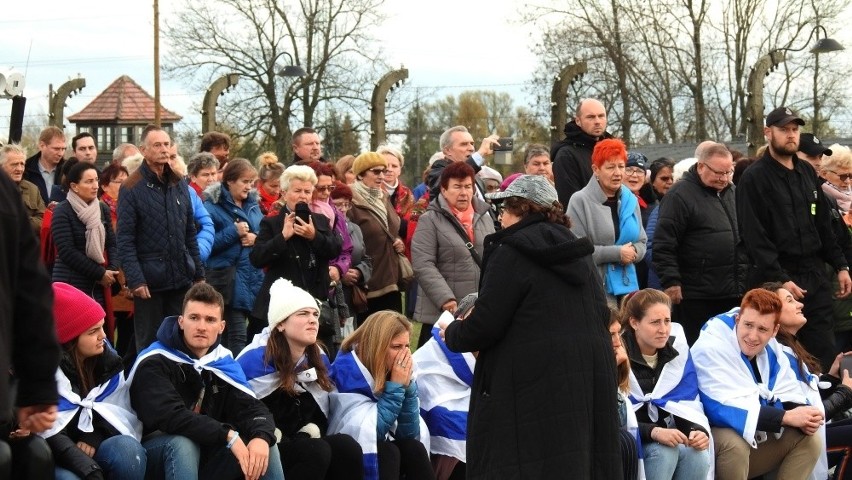 Dwa tysiące wiernych w byłym obozie Auschwitz II-Birkenau w Brzezince wzięło udział w Drodze Krzyżowej za ofiary obozów i gułagów [ZDJĘCIA]