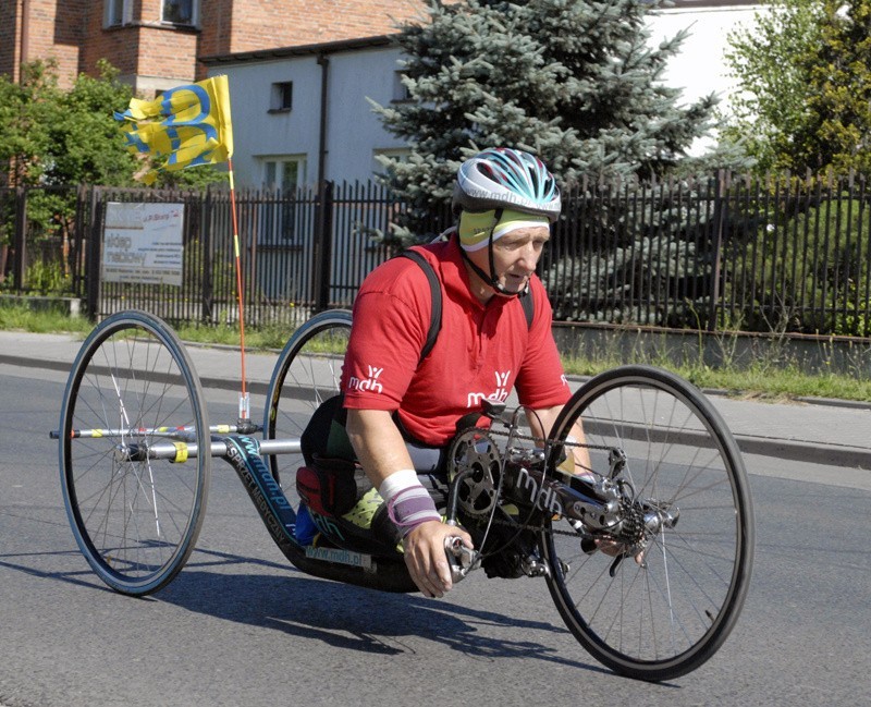 Sportowiec codziennie w szybkim tempie pokonuje dystans...