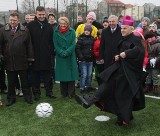 Biskup Marian Florczyk piłkę kopie