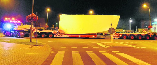 Bielsk. Tir, który wiózł śmigło, miał ponad 50 metrów Przez Bielsk przejechały już dwa transporty wiatraków, które staną w gminie Orla. Wiatrak ma 140 m wysokości. Ramię śmigła 47 m. Najwyższa budowla w Bielsku to komin 80-metrowy MPEC-u